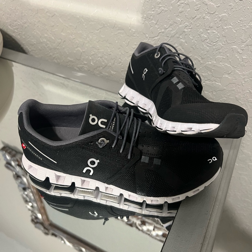 Women’s black white trim Cloud5 on cloud sneakers